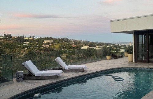 The Flats House | . Charming getaway in La . WiFi , Ac , pool . View , relaxing outdoor space.