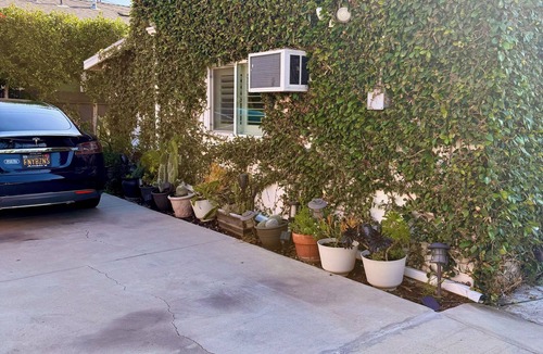 Mid City Cottage | Charming guest house cottage in soothing Los Angeles perfect for your getaway