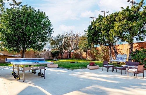 Van Nuys House | Charming Hollywood Oasis
