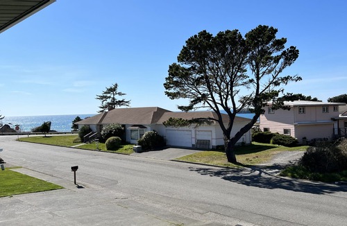 Crescent City North House | Charming home on the Cliffs of Crescent City