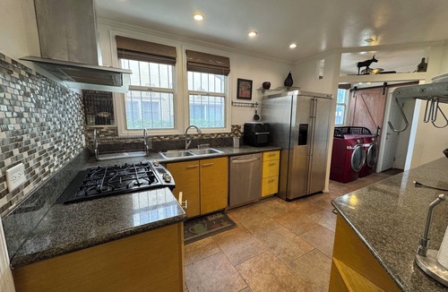 Mid-Wilshire House | Charming Mediterranean 3-bedroom in West Los Angeles