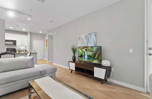 Airport Area Apartment | Charming Scholarship Condo｜Ground Floor｜Pet-Friendly｜Gated Community #17