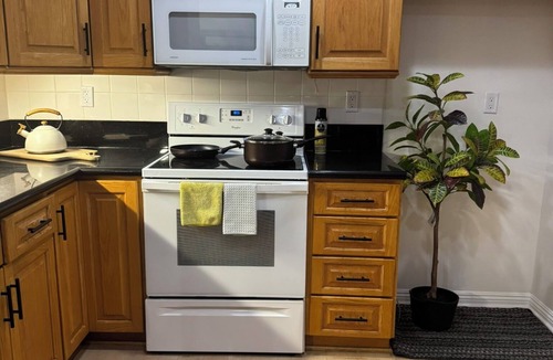 Chatsworth House | Charming Single Story 3-bedroom townhome with AC in Los Angeles