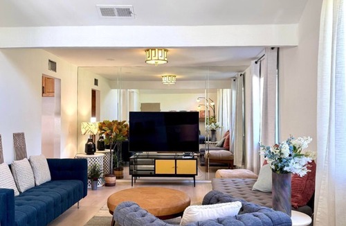 Chatsworth House | Charming Single Story 3-bedroom townhome with AC in Los Angeles