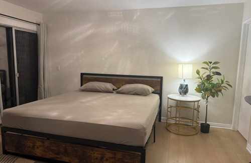 Chatsworth House | Charming Single Story 3-bedroom townhome with AC in Los Angeles