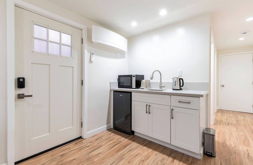 La Crescenta-Montrose House | Charming contemporary master suite in La Crescenta-Montrose - minimum 30 nights
