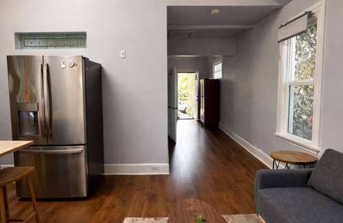 Golden Gate Apartment | Charming Vintage 2BR Apartment in Oakland