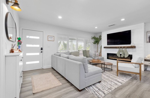 Midway City House | Cheerful and Cozy Home in heart of Orange County , 5 mins Disneyland and Beaches