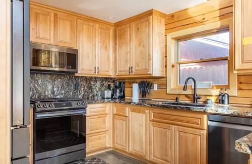 Peter Pan Cabin | Chia's Cabin — Big Bear 4BR Pet-Friendly Retreat with Fenced Yard