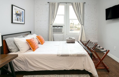 Westlake Hotel | Chic and Cozy Hideaway for Two Near DTLA
