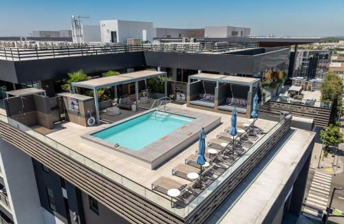 West Gateway Apartment | Chic Downtown Stay Walk to Beach