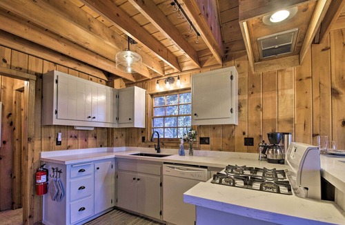 Arrowhead Villas Cabin | Chic Lake Arrowhead Cabin w/ Deck: 2 Mi to Village
