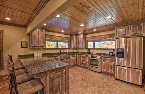 Clarkesville Cabin | Clarkesville Ranch Cabin w/Screened-In Porch!