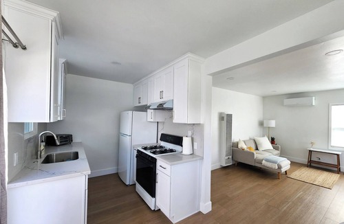 Palms House | Clean and Modern 1-bedroom house in the heart of Los Angeles with AC