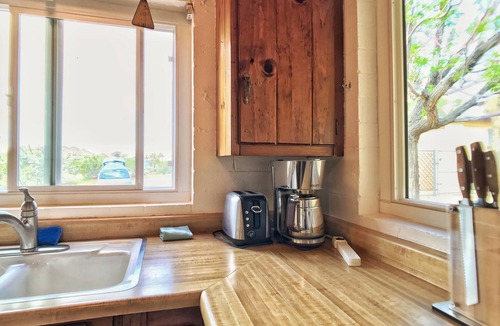 Monument Manor House | Clever Rabbit: 5-Acre Retreat Joshua Tree National Park with Starlink Internet