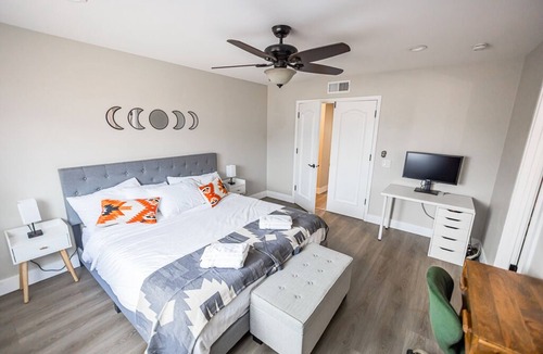 Placentia Bed & Breakfast | Close to Disneyland-5BD/3BA-King Bed-Disney+Hulu+