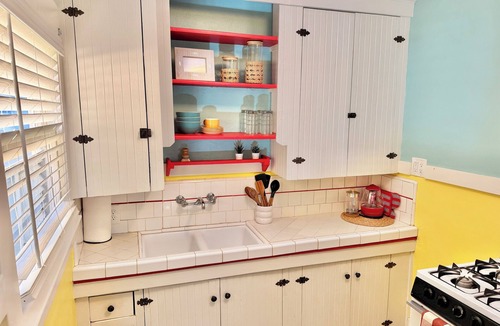 South Redondo Cottage | Coastal Beach Cottage 5-minute walk to the beach, coffee shops, and dining