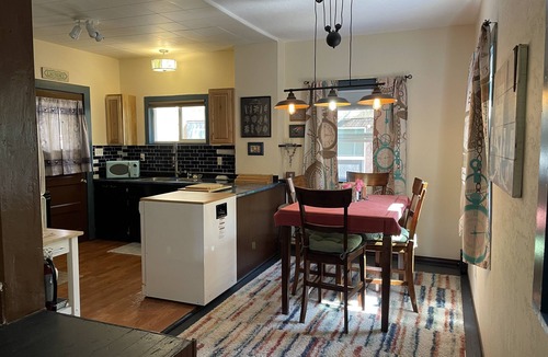 Dunsmuir House | Come and Get your Love! Sleep on a real Waterbed! Only minutes from Mt. Shasta.