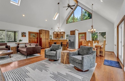 Three Rivers House | Comfort in Nature, Multi-Family, Sleeps 14, BBQ