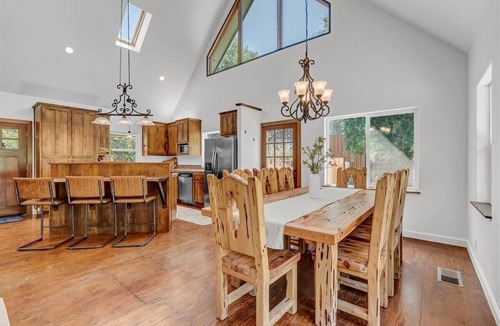 Three Rivers House | Comfort in Nature, Multi-Family, Sleeps 14, BBQ