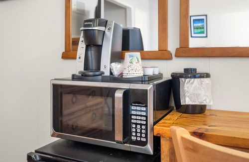 Glencoe Hotel | Comfortable Lodge Room 14 with Extra Amenities (2 doubles, pet-friendly)