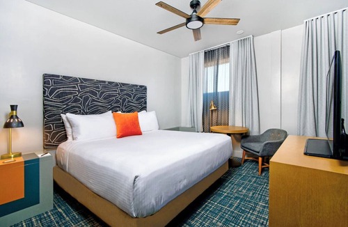 Downtown San Francisco Hotel | Comfortable Room with Rooftop Pool Access, Walk to SFMOMA & Yerba Buena