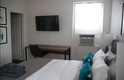 Westlake Hotel | Comfortable Studio Near Downtown LA