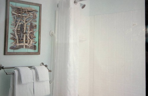 Mission Valley Apartment | Comic Con! sleeps 4 1-bedroom hotel suites in San Diego with AC, kitchen, pool.