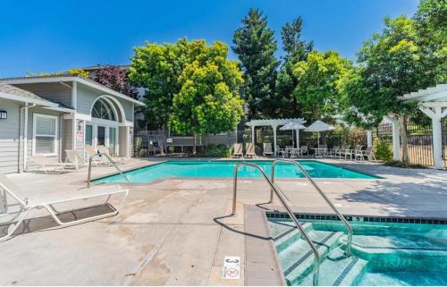 Duveneck - St. Francis Apartment | Contemporary one big bedroom in the Palo Alto area, close to Stanford, CA, a nice & relaxing place