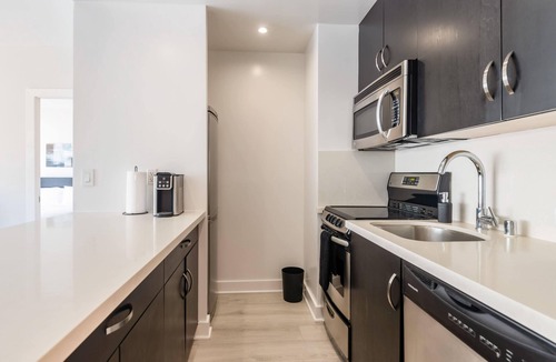 Nob Hill Apartment | Convenient & Modern Premium 1BR Residence with Modern Kitchen & In-Unit Laundry.