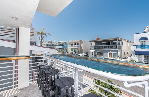 West Newport House | Cool Coastal Tri-Level Condo with Ocean Views! Right Side