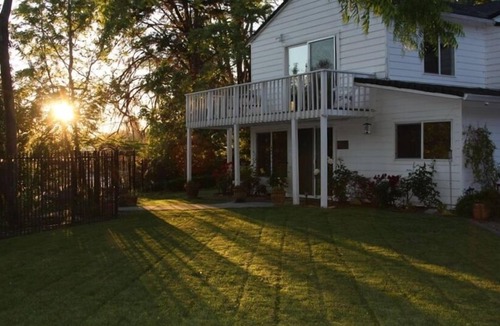 South Bechelli Cottage | Cottage on the Sacramento River in the City of Redding
