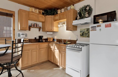 Big Bear Lake Cabin | Cozy 1-Story Retreat: Walk to Village, Wood Fireplace, Pet-Friendly & Gas BBQ