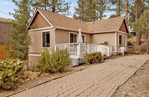 Big Bear Lake Cabin | Cozy 1-Story Retreat: Walk to Village, Wood Fireplace, Pet-Friendly & Gas BBQ
