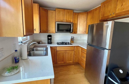 Central San Pedro House | Cozy 2BR Townhouse , A/C, Parking, Near Cabrillo Beach & Aquarium