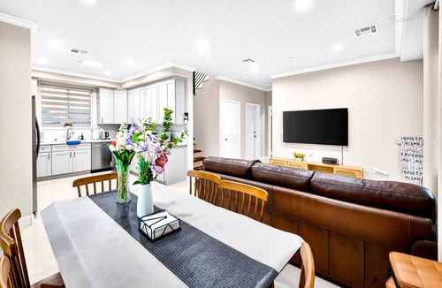 Bassett House | Cozy 3BR Backhouse + Near DTLA & Shops #TravelSGV