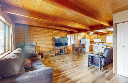 Tahoma House | Cozy and rustic cabin with lake view, deck, grill, WiFi, & fireplace