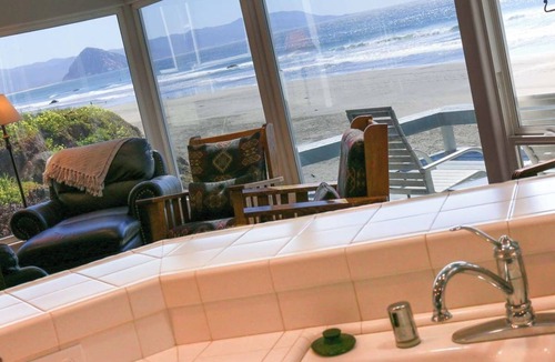 Cayucos House | Cozy Beachfront on the quiet southern end of Cayucos Beach.