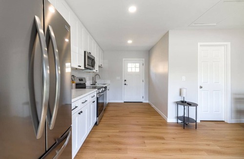 Winter Gardens House | Cozy Casa Bright Modern Suite Kitchen + W/D