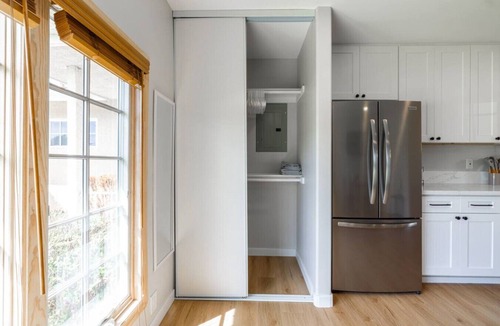 Winter Gardens House | Cozy Casa Bright Modern Suite Kitchen + W/D