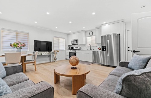 Valley Glen House | Cozy & clean 1bd- house/ADU- in wonderful Los Angeles area/brand new furniture.