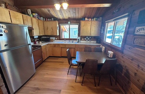 Donner Lake Woods Cabin | Cozy Donner Lake Cabin, Mountain Setting & Beach Access