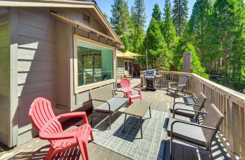 Strawberry House | Cozy Retreat w/Deck ~ 2 Mi to Pinecrest Lake!