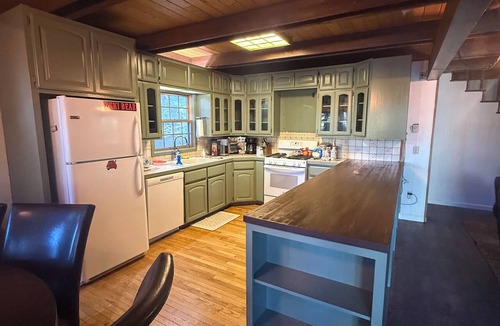 Bear Valley Cabin | Cozy Ski-in/out 3bd/2ba + loft cabin in Bear Valley only steps away from lake.