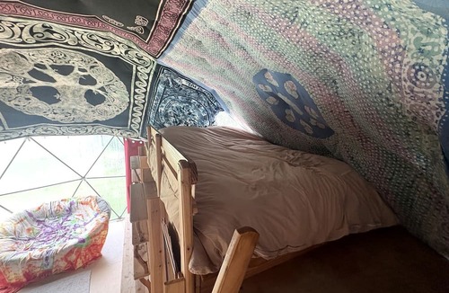 Jacksonville Cabin | Creekside Geodesic Dome Retreat with Expansive Nature Views in Jacksonville, Oregon
