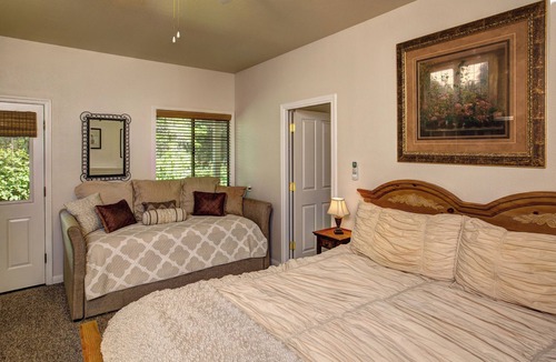 Murphys Cottage | Crestview Pond Estate Cottage: A Pet-Friendly Retreat