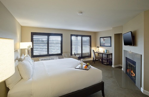Cupertino Hotel | Cupertino Hotel, Fireplace Parlor King, Free Breakfast, Onsite Pool!