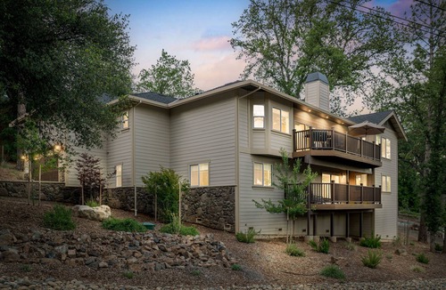 Groveland House | Custom-Built Yosemite Cabin: Lake Activities, Golf Views, Games, 3 Decks, BBQ
