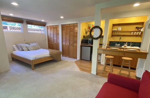 Shoreline West Apartment | Cute & Bright Garden Cottage, WFH Paradise