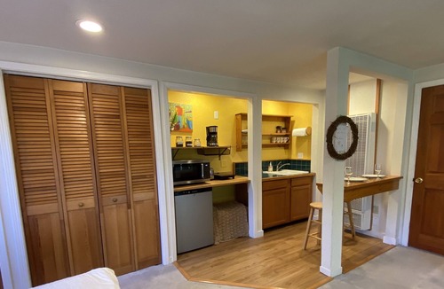 Shoreline West Apartment | Cute & Bright Garden Cottage, WFH Paradise